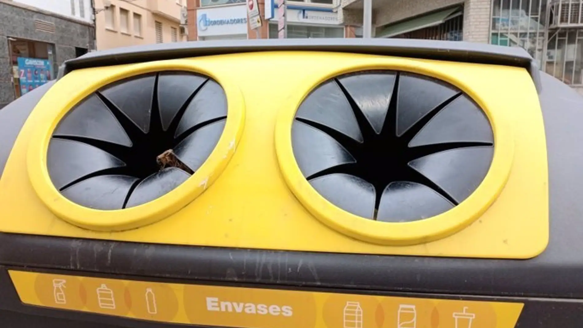 Badajoz inicia una campaña para informar de los residuos que se deben depositar en el contenedor amarillo Badajoz inicia una campaña para informar de los residuos que se deben depositar en el contenedor amarillo