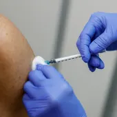 Una persona recibe una vacuna contra la gripe, en una imagen de archivo. Una persona recibe una vacuna contra la gripe, en una imagen de archivo.