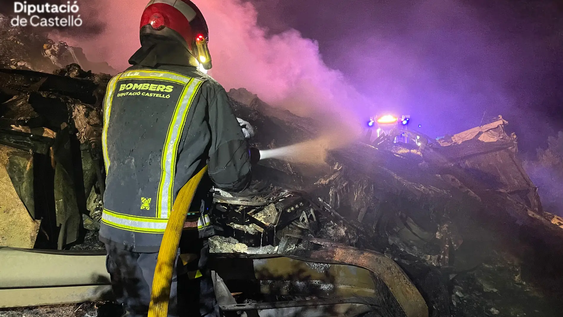 Dos camiones se accidentan en la AP-7 a la altura de Benicasim y uno acaba incendiándose Dos camiones se accidentan en la AP-7 a la altura de Benicasim y uno acaba incendiándose