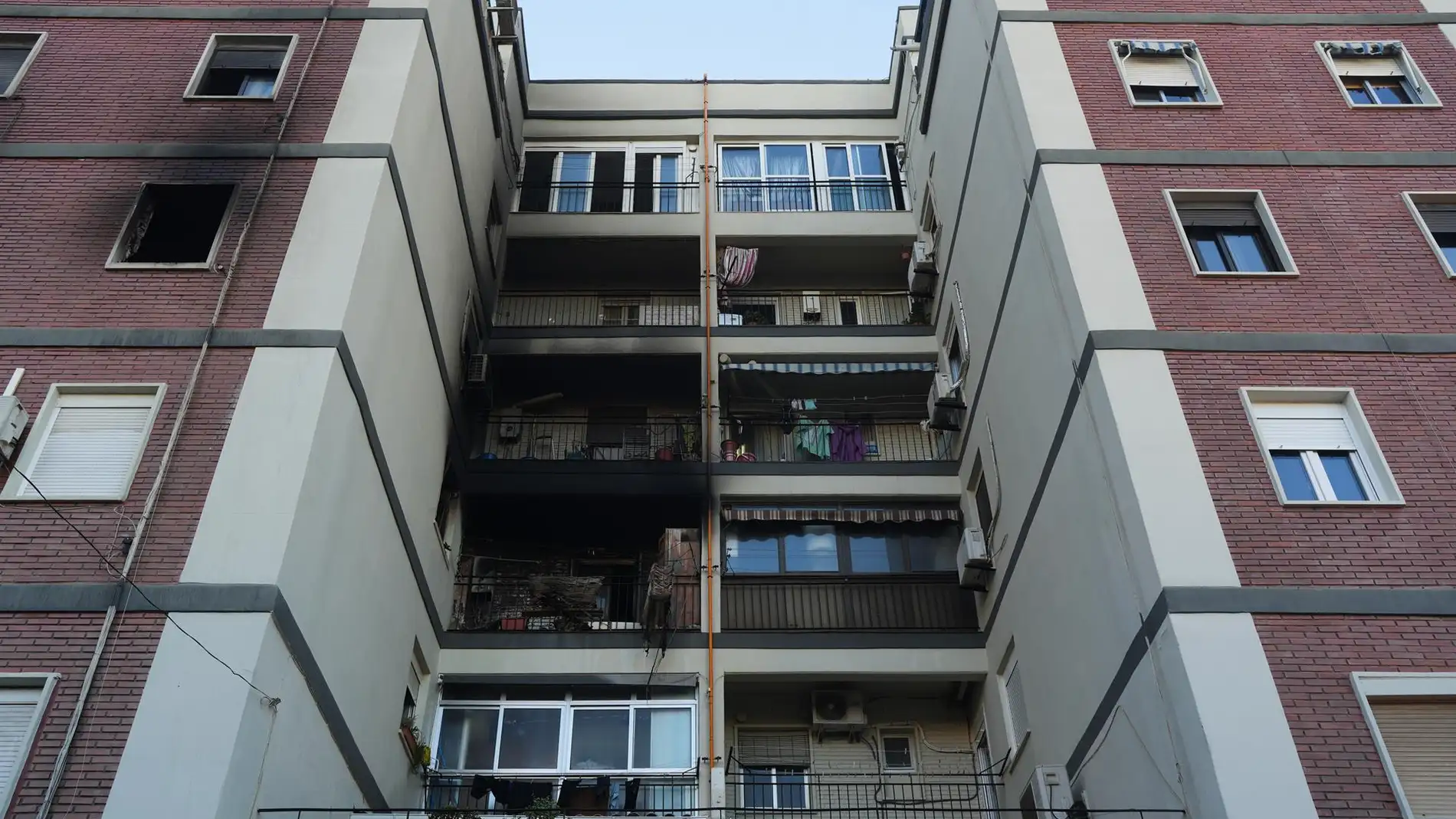 Finca afectada por el incendio de un piso en València. Finca afectada por el incendio de un piso en València.