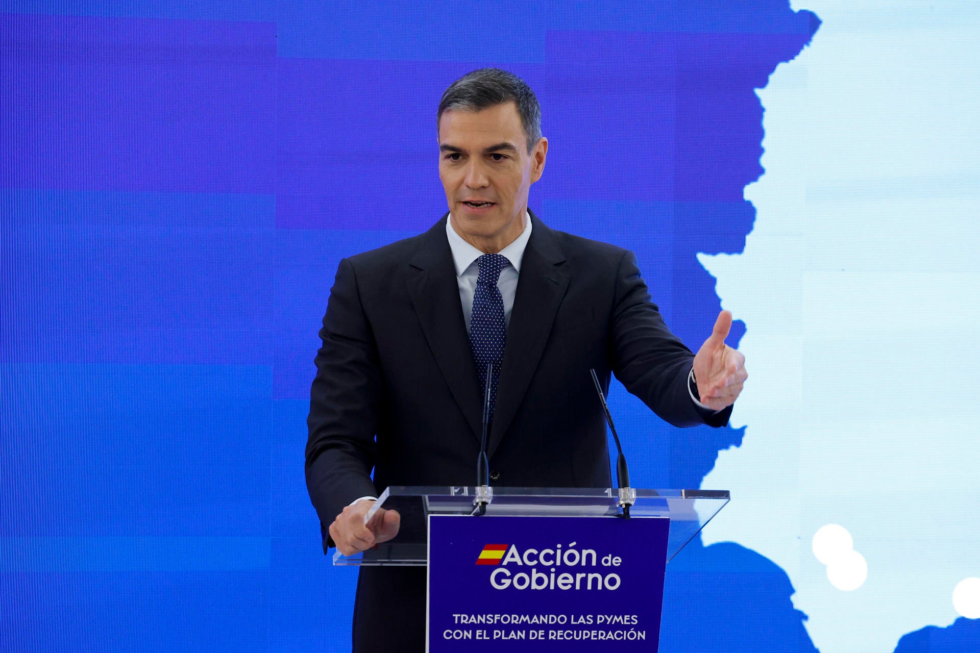 Sánchez anuncia 4.500 millones en subvenciones y 50.000 millones en préstamos para pymes Sánchez anuncia 4.500 millones en subvenciones y 50.000 millones en préstamos para pymes