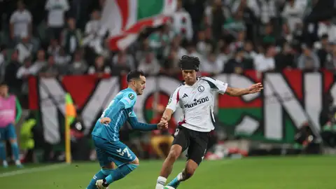 Maxi Oyedele trata de marcharse de Juanmi en el Legia-Betis. Maxi Oyedele trata de marcharse de Juanmi en el Legia-Betis.