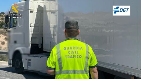 Imagen de archivo de un control de alcoholemia de la Guardia Civil. 