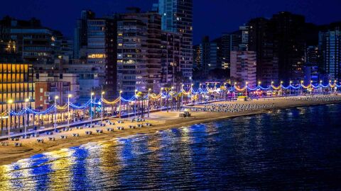 Benidorm destinará cerca de un millón de euros a renovar la segunda fase de la catenaria lumínica del paseo de Levante