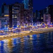 Benidorm destinará cerca de un millón de euros a renovar la segunda fase de la catenaria lumínica del paseo de Levante
