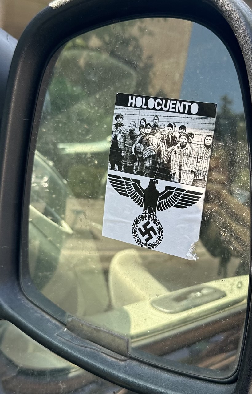 Vandalizan el coche Mónica García con pegatinas nazis: "Sigo defendiendo la buena política" Vandalizan el coche Mónica García con pegatinas nazis: "Sigo defendiendo la buena política"