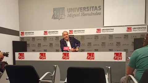 Juan José Ruiz, Rector de la UMH de Elche en una rueda de prensa. Juan José Ruiz, Rector de la UMH de Elche en una rueda de prensa.