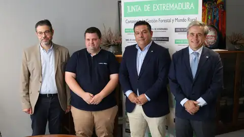El consejero de Gestión Forestal y Mundo Rural, Ignacio Higuero, con responsables de Cruz Roja El consejero de Gestión Forestal y Mundo Rural, Ignacio Higuero, con responsables de Cruz Roja