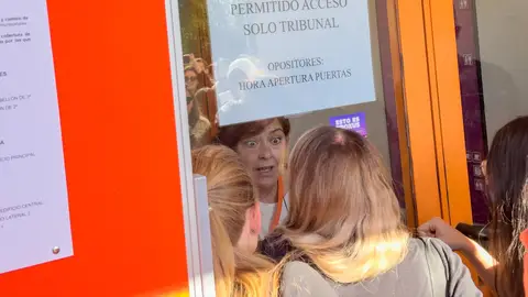 Opositores conversan con un examinador a la entrada del campus de Somosaguas tras el anuncio de la suspensión de los exámenes Opositores conversan con un examinador a la entrada del campus de Somosaguas tras el anuncio de la suspensión de los exámenes/ Alejandro Martínez Vélez / Europa Press