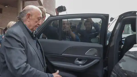 El modisto valenciano Francis Montesinos a su salida de los juzgados de Llíria (Valencia). El modisto valenciano Francis Montesinos a su salida de los juzgados de Llíria (Valencia).