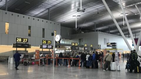 Detenido un hombre en el aeropuerto de Santiago con 600 gramos de coca&iacute;na escondidos entre la ropa