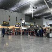 Detenido un hombre en el aeropuerto de Santiago con 600 gramos de cocaína escondidos entre la ropa