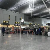 Detenido un hombre en el aeropuerto de Santiago con 600 gramos de cocaína escondidos entre la ropa Detenido un hombre en el aeropuerto de Santiago con 600 gramos de cocaína escondidos entre la ropa