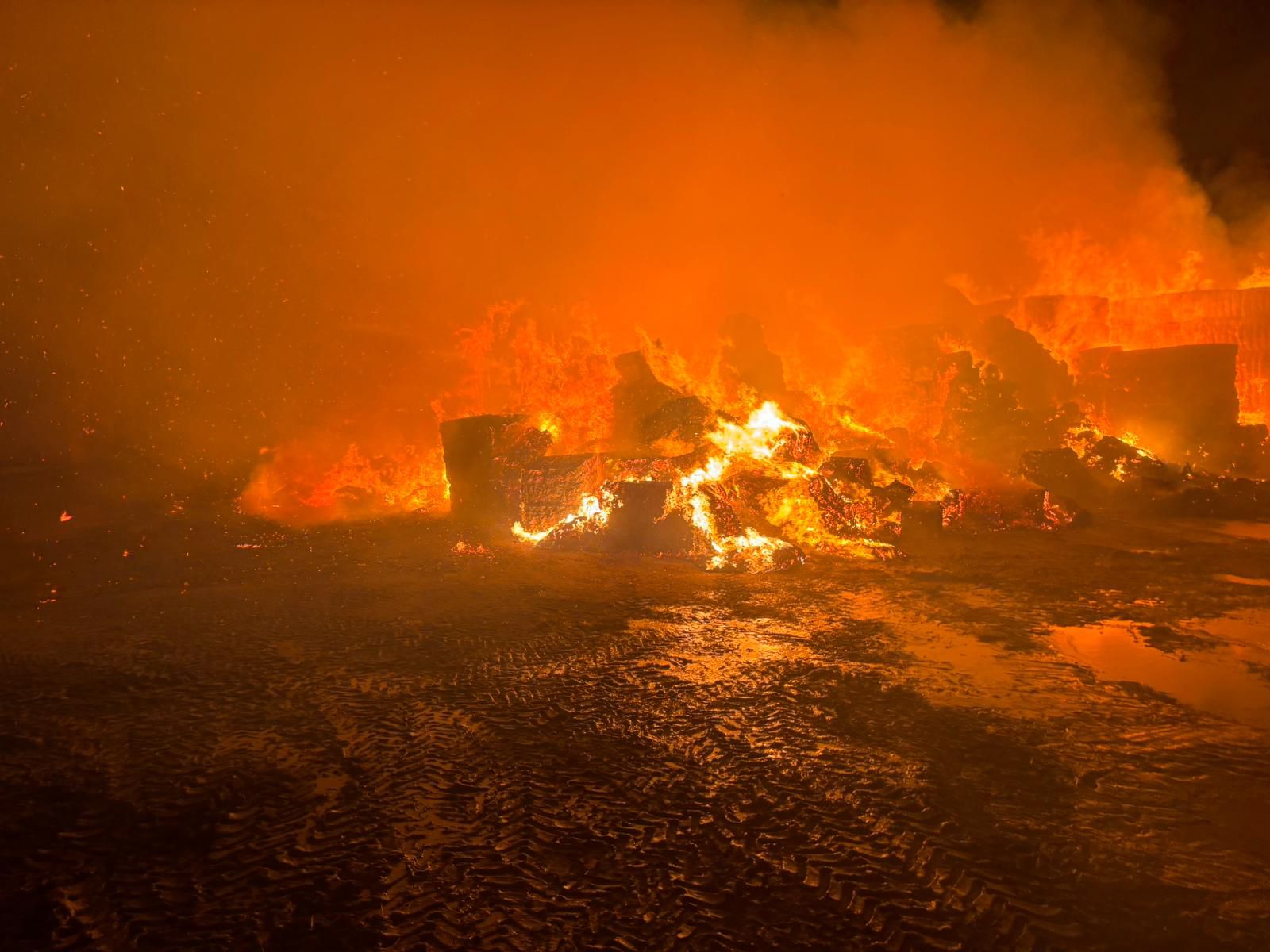 Incendio en una empresa agrícola de la localidad oscense de Almuniente Incendio en una empresa agrícola de la localidad oscense de Almuniente