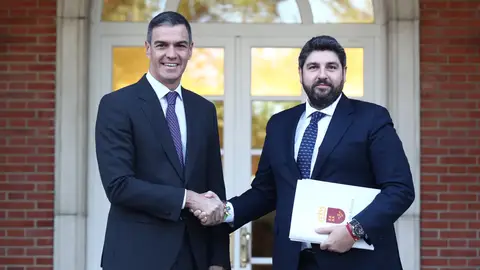 López Miras tras el encuentro con Pedro Sánchez: "Realidades no me llevo ninguna. El sí no me lo ha dado a nada" López Miras tras el encuentro con Pedro Sánchez: "Realidades no me llevo ninguna. El sí no me lo ha dado a nada"