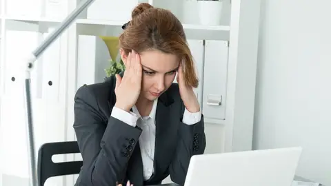 Imagen de archivo de una persona trabajadora. Imagen de archivo de una persona trabajadora.