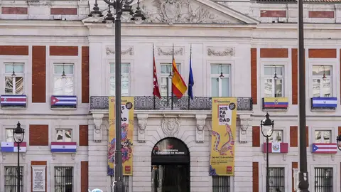 Arranca Hispanidad 2024 con la Real Casa de Correos engalanada con las banderas de las 32 nacionalidades participantes. Arranca Hispanidad 2024 con la Real Casa de Correos engalanada con las banderas de las 32 nacionalidades participantes.