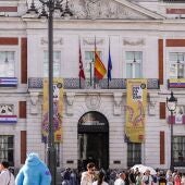 Arranca Hispanidad 2024 con la Real Casa de Correos engalanada con las banderas de las 32 nacionalidades participantes.