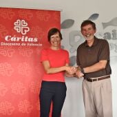 Aurora Aranda, directora de Càritas Diocesana de València, i Rosendo Ortí, director general de Caixa Popular.
