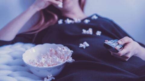 Una mujer come palomitas mientras ve una pel&iacute;cula