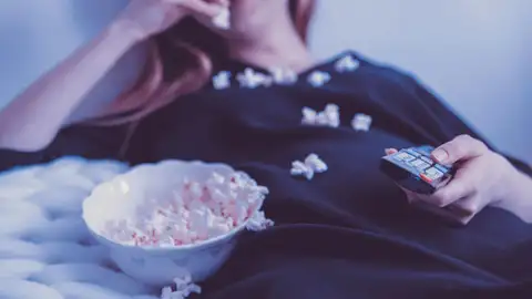 Una mujer come palomitas mientras ve una película Una mujer come palomitas mientras ve una película