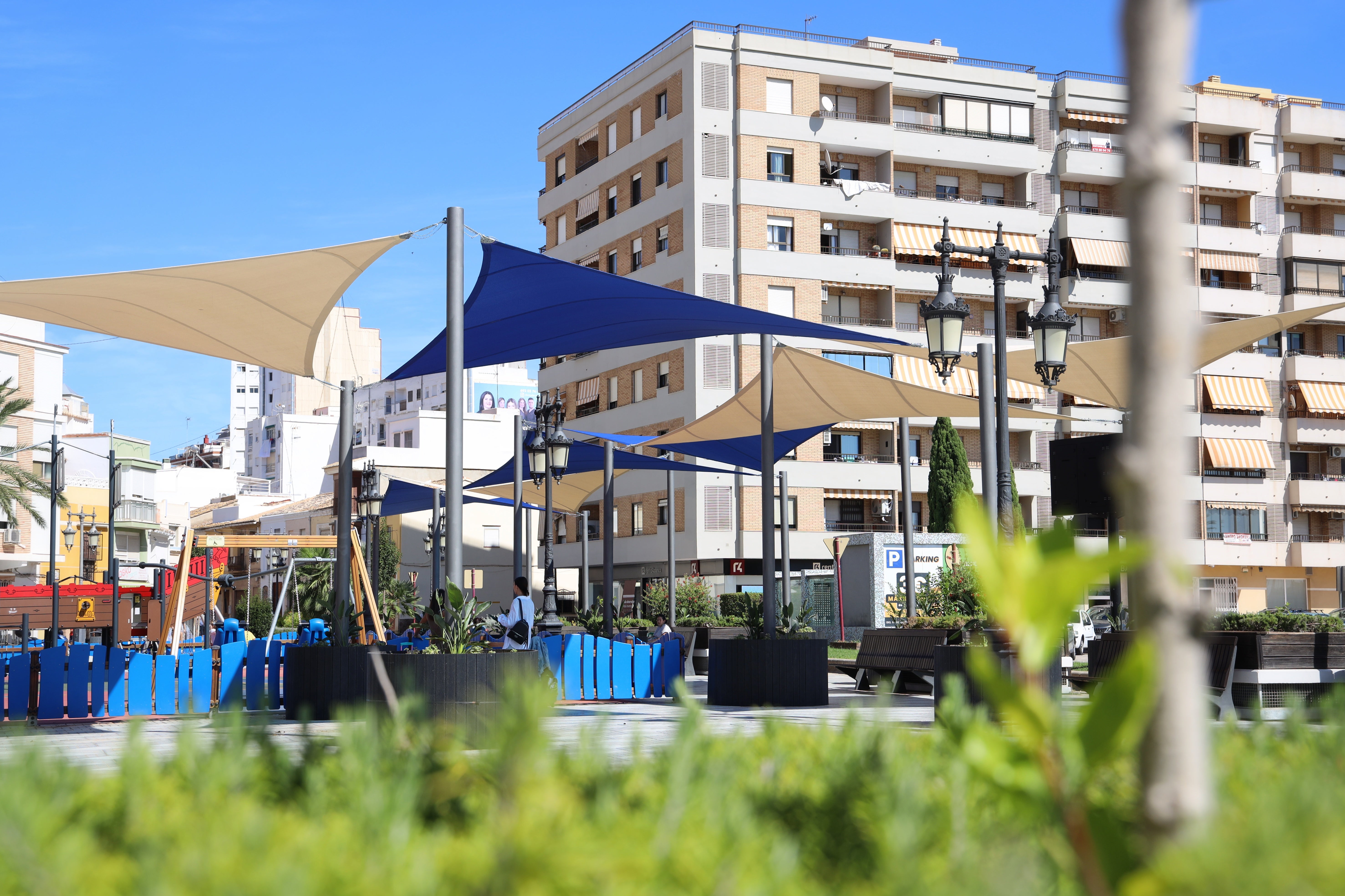 Cullera apuesta por las zonas de sombra y descanso en los entornos más transitados de la ciudad Cullera apuesta por las zonas de sombra y descanso en los entornos más transitados de la ciudad