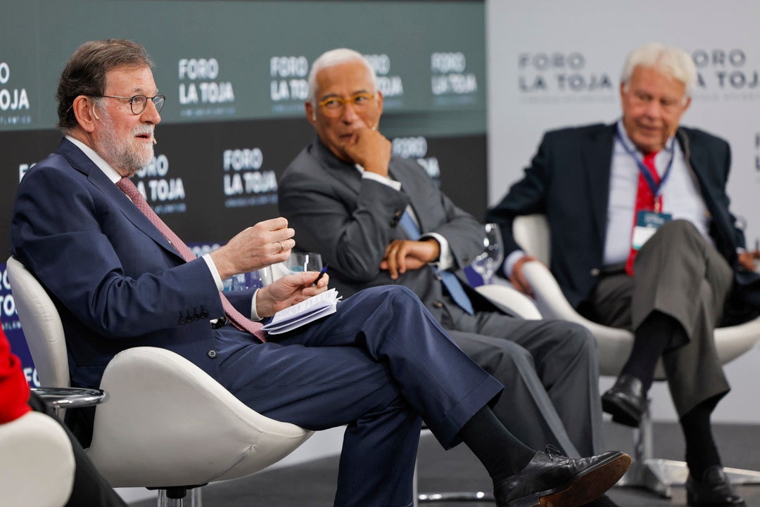 Felipe González y Mariano Rajoy reivindican el bipartidismo: "Otros subieron como cohetes y cayeron como plomos" Felipe González y Mariano Rajoy reivindican el bipartidismo: "Otros subieron como cohetes y cayeron como plomos"