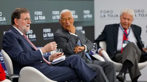 Los expresidentes Mariano Rajoy y Felipe González, durante el acto Felipe González y Mariano Rajoy reivindican el bipartidismo: "Otros subieron como cohetes y cayeron como plomos"
