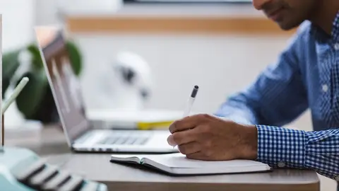 Imagen de archivo de una persona en su puesto de trabajo. Imagen de archivo de una persona en su puesto de trabajo.