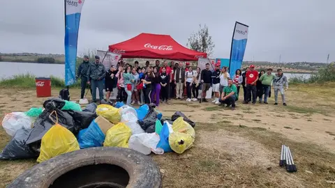 52 voluntarios de CCEP participaron en la limpieza de Mares Circulares del río Guadiana en Mérida 52 voluntarios de CCEP participaron en la limpieza de Mares Circulares del río Guadiana en Mérida