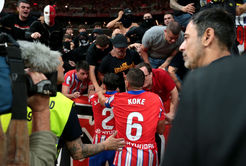 El Atlético de Madrid expulsa a dos socios más por los incidentes del derbi El Atlético de Madrid expulsa a dos socios más por los incidentes del derbi