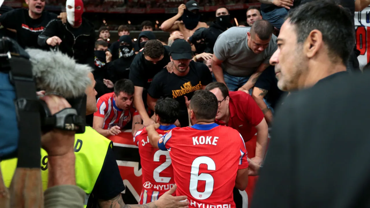 Giménez y Koke hablan con aficionados del Atlético de Madrid tras los incidentes en el derbi madrileño