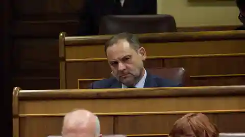 Ábalos prepara su respuesta al PSOE con los estatutos del partido en la mano Ábalos prepara su respuesta al PSOE con los estatutos del partido en la mano