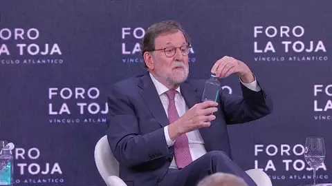 Mariano Rajoy, con una botella de plástico Mariano Rajoy, con una botella de plástico