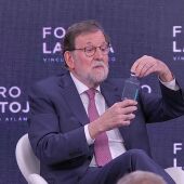 Mariano Rajoy, con una botella de plástico