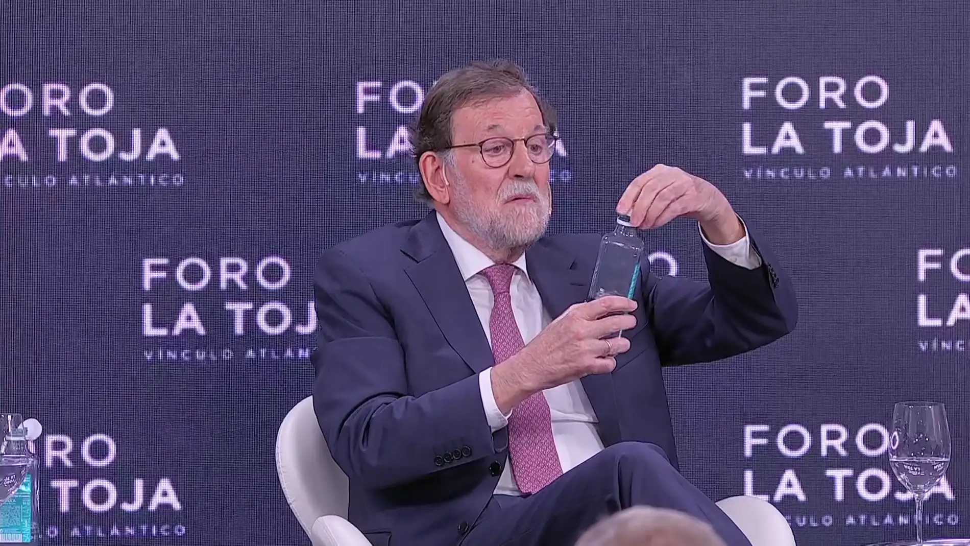 Mariano Rajoy, con una botella de plástico Mariano Rajoy, con una botella de plástico