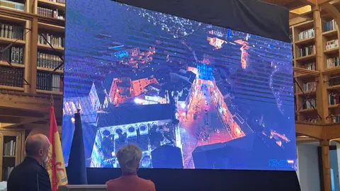 El comisario jefe junto a la subdelegada del Gobierno durante la proyección de un vídeo conmemorativo El comisario jefe junto a la subdelegada del Gobierno durante la proyección de un vídeo conmemorativo