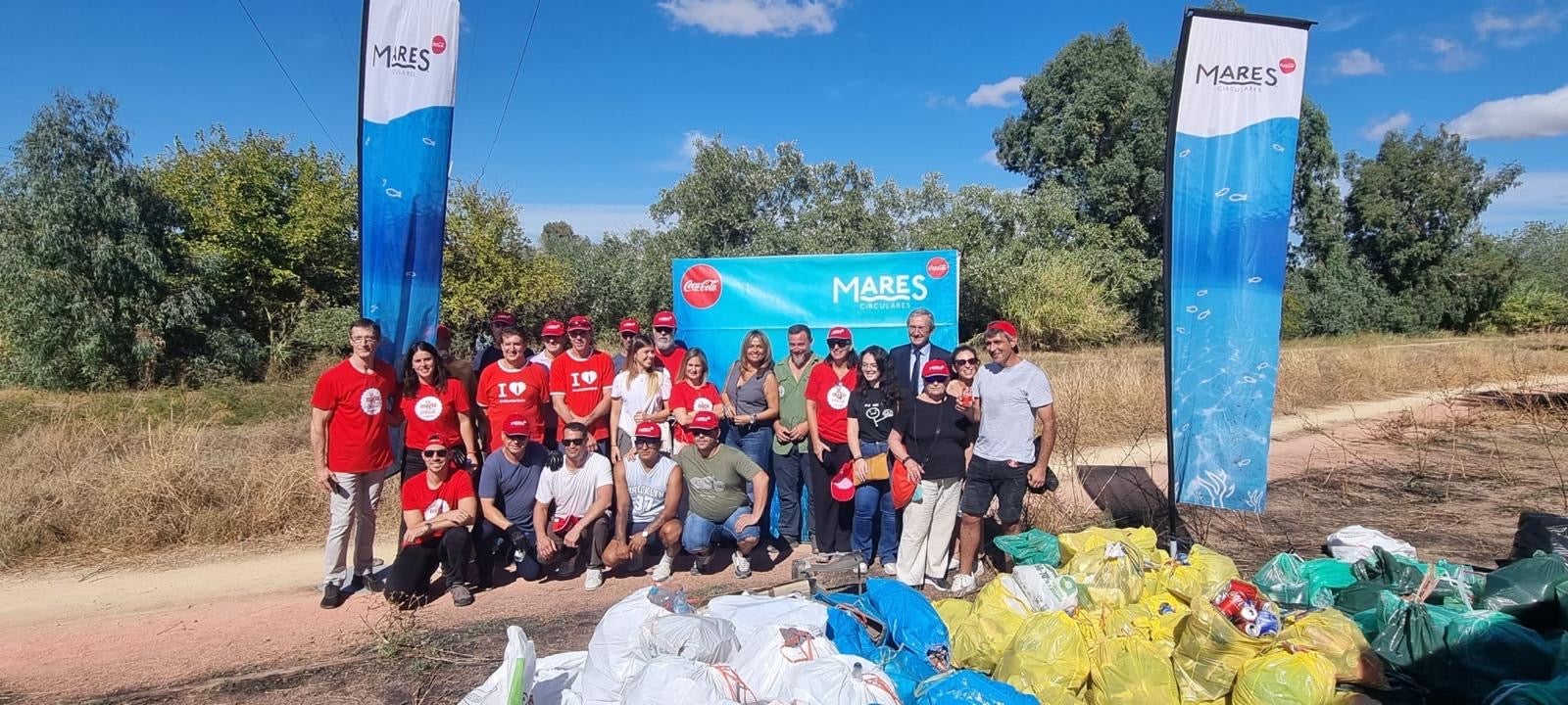 Coca Cola culmina su Semana del Voluntariado en Sevilla con una nueva recogida de residuos en el Guadalquivir de su programa ‘Mares circulares’ Coca Cola culmina su Semana del Voluntariado en Sevilla con una nueva recogida de residuos en el Guadalquivir de su programa ‘Mares circulares’