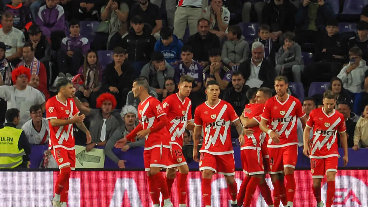 Los jugadores del Rayo celebran el gol de Jorge De Frutos, durante el partido de la novena jornada de LaLiga EA Sports disputado entre el Real Valladolid y el Rayo Vallecano este sábado en el estadio José Zorrilla de Valladolid. Los jugadores del Rayo celebran el gol de Jorge De Frutos, durante el partido de la novena jornada de LaLiga EA Sports disputado entre el Real Valladolid y el Rayo Vallecano este sábado en el estadio José Zorrilla de Valladolid.