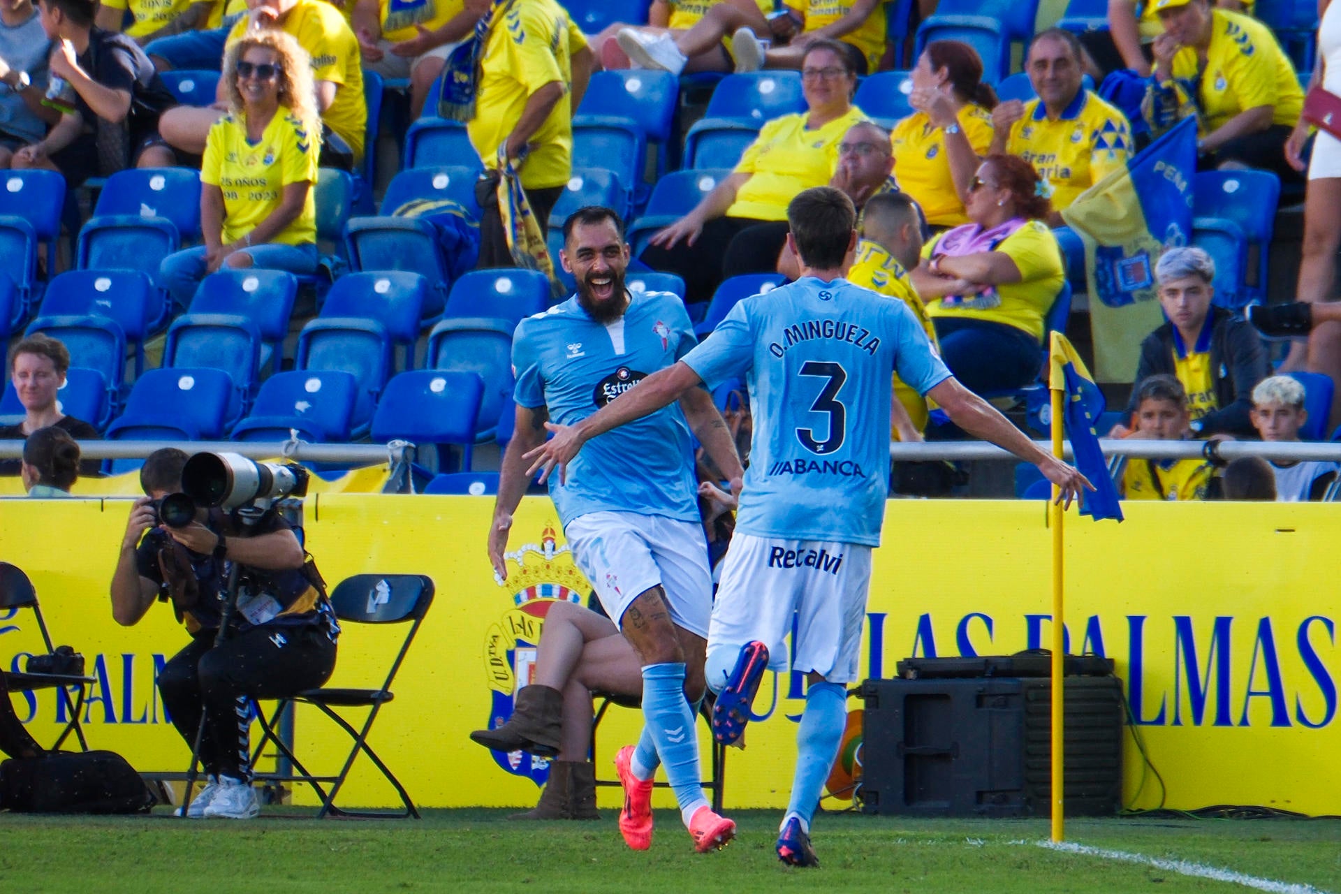 Borja Iglesias hunde a Las Palmas y da el triunfo a un Celta que se quedó con nueve jugadores Borja Iglesias hunde a Las Palmas y da el triunfo a un Celta que se quedó con nueve jugadores