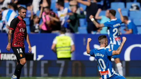 El jugador del Espanyol Pol Lozano celebra un gol durante el partido de LaLiga disputado frente al RCD Mallorca este sábado en el RCDE Stadium. El Espanyol derrota al Mallorca en el RCDE Stadium