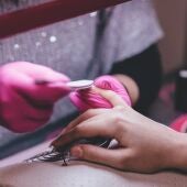 Una mujer acude a un centro a hacerse una manicura