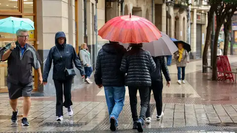 Varias personas se protegen de la lluvia en Logroño. Varias personas se protegen de la lluvia en Logroño.