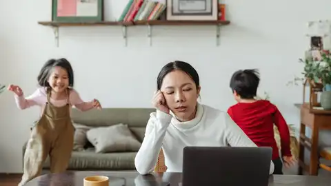 Una madre estresada intentando trabajar con sus hijos Qué es el ‘Kur’, la baja laboral de tres semanas para padres estresados