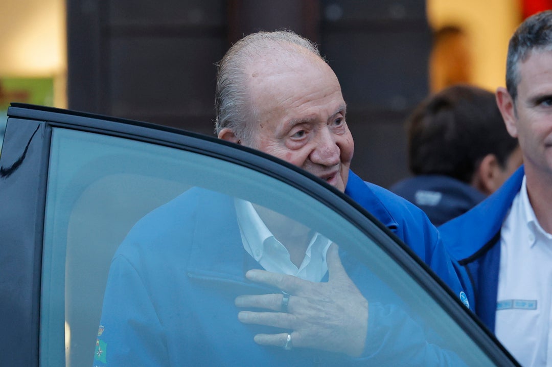 Juan Carlos I abandona Galicia tras pasar casi dos semanas, recibir la visita de sus hijos y reencontrarse con Leonor Juan Carlos I abandona Galicia tras pasar casi dos semanas, recibir la visita de sus hijos y reencontrarse con Leonor