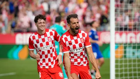 El delantero del Girona Cristhian Stuani celebra tras marcar el 2-1 durante el partido de LaLiga disputado ante el Girona este domingo en el estadio de Montilivi. Stuani redondea la tarde de Gazzaniga en el minuto 99