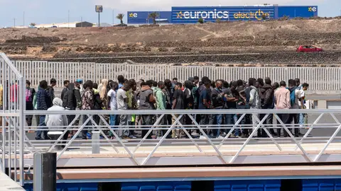 Imagen de archivo de un grupo de inmigrantes tras llegar a las costas de Lanzarote Llegan dos embarcaciones irregulares en las últimas horas con más de cien inmigrantes a Canarias