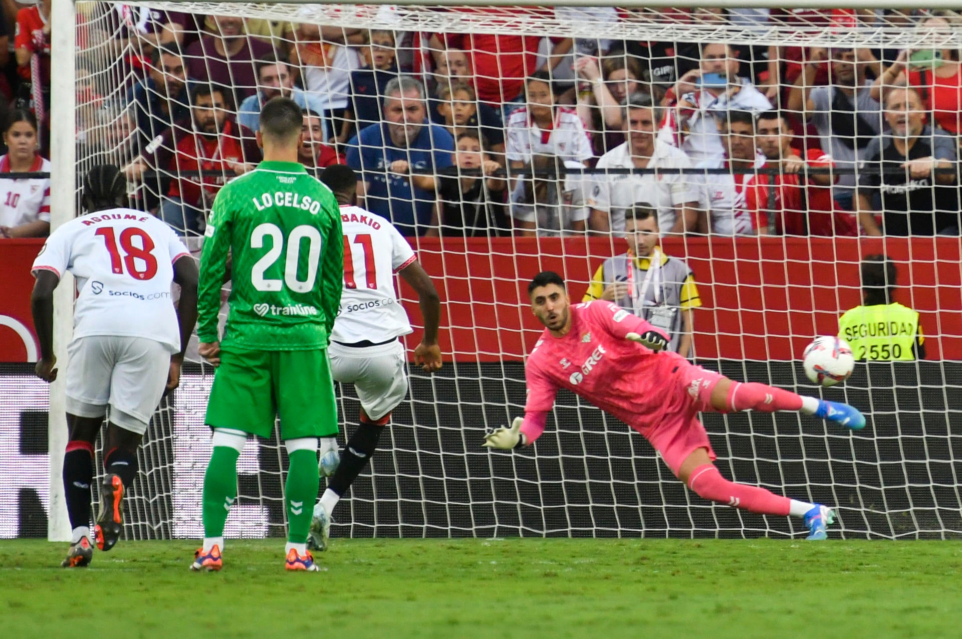 (1-0) El Sevilla compite y gana; el Betis, decepciona (1-0) El Sevilla compite y gana; el Betis, decepciona