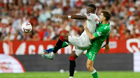 El centrocampista del Sevilla Dodi Lukebakio (i) lucha con Diego Llorente, del Betis, durante el partido de la novena jornada de LaLiga que Sevilla FC y Real Betis disputan este domingo en el estadio Ramón Sánchez-Pizjuán, en Sevilla. El centrocampista del Sevilla Dodi Lukebakio (i) lucha con Diego Llorente, del Betis, durante el partido de la novena jornada de LaLiga que Sevilla FC y Real Betis disputan este domingo en el estadio Ramón Sánchez-Pizjuán, en Sevilla.