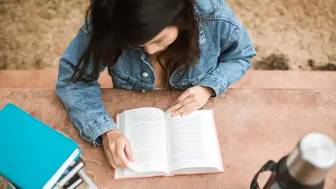 Una mujer lee un libro en una imagen de archivo Las seis recomendaciones de un neurocientífico de 81 años para mantener la memoria activa